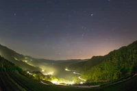 Explora el sereno paisaje montañoso de noche