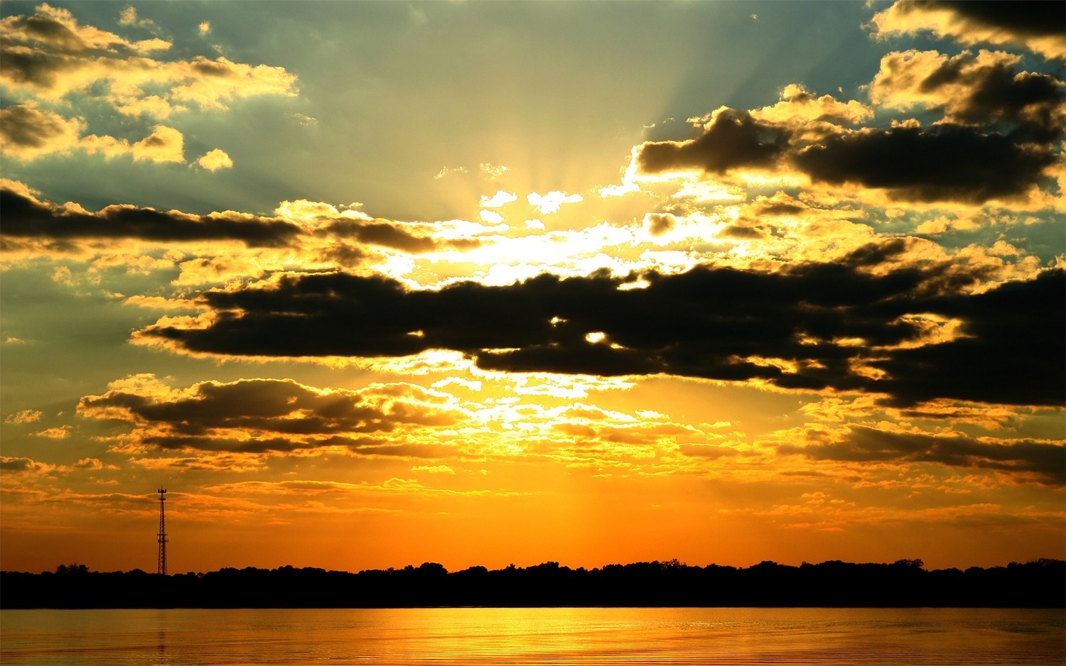 Impresionante Fondo de Pantalla de Atardecer sobre Agua