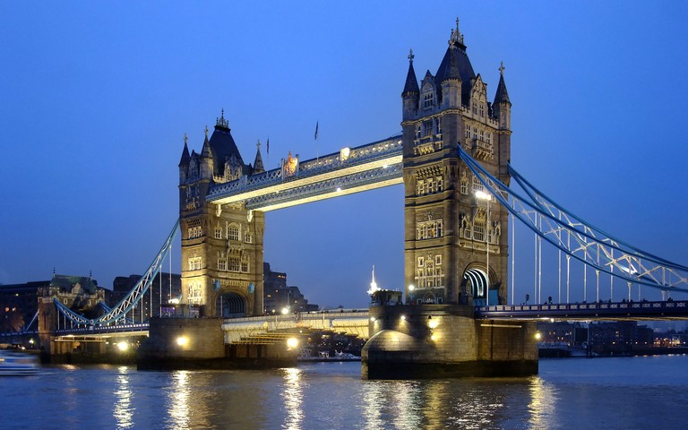 Explore the Beauty of Tower Bridge at Night