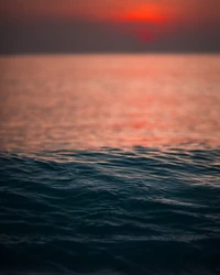 Beau Fond d'Écran de Coucher de Soleil sur l'Océan Calme