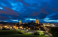 Explora la belleza nocturna del horizonte de la ciudad de Quebec