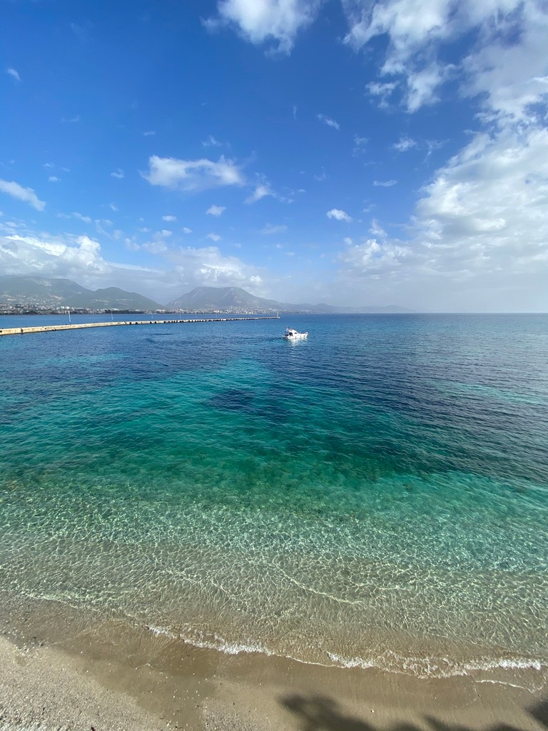 Stunning Wallpaper of Azure Waters and Cumulus Clouds