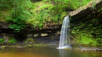 Téléchargez un Éblouissant Fond d'Écran de Cascade