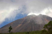 Explora el Impresionante Fondo de Pantalla de Volcán Escudo en las Tierras Altas