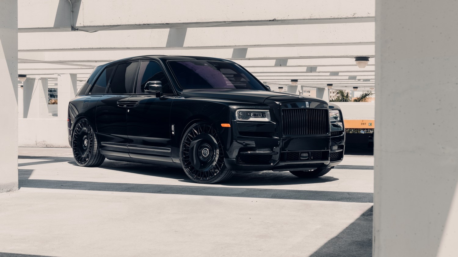 Download the Ultimate Rolls Royce Cullinan Black Wallpaper