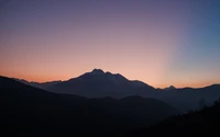 Téléchargez le superbe fond d'écran de silhouette de montagnes au coucher du soleil