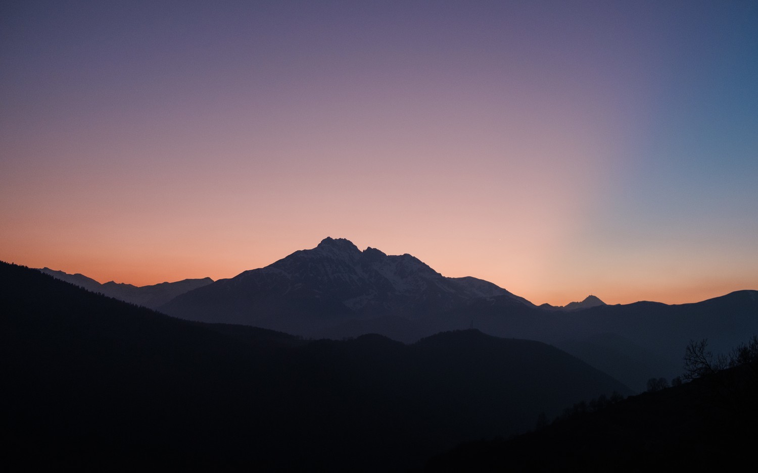 Download Stunning Sunset Mountains Silhouette Wallpaper