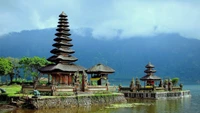 Captura la belleza de Bali: Impresionante fondo de pantalla de pagoda