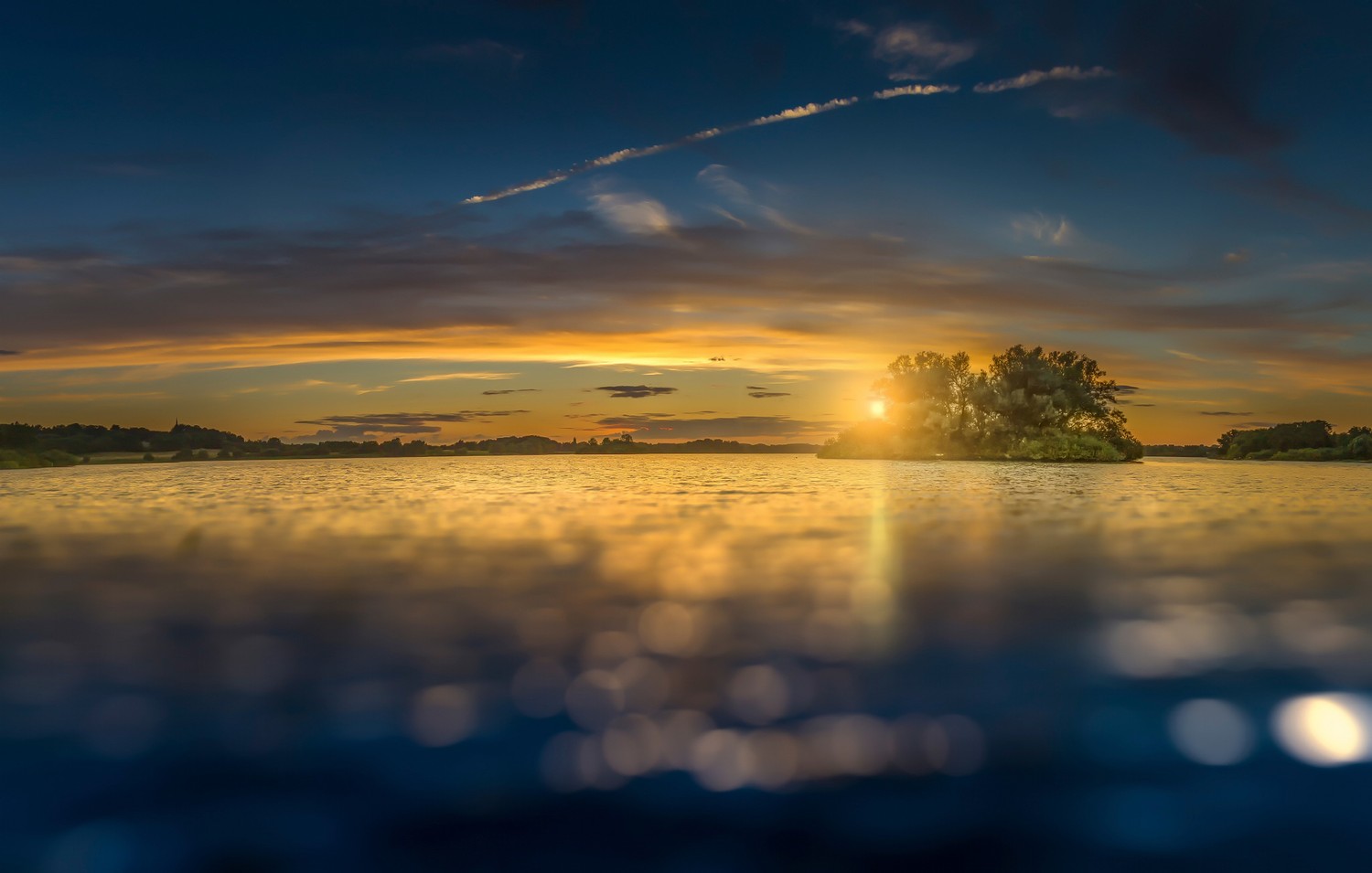 Impresionante Fondo de Pantalla de Atardecer sobre Agua