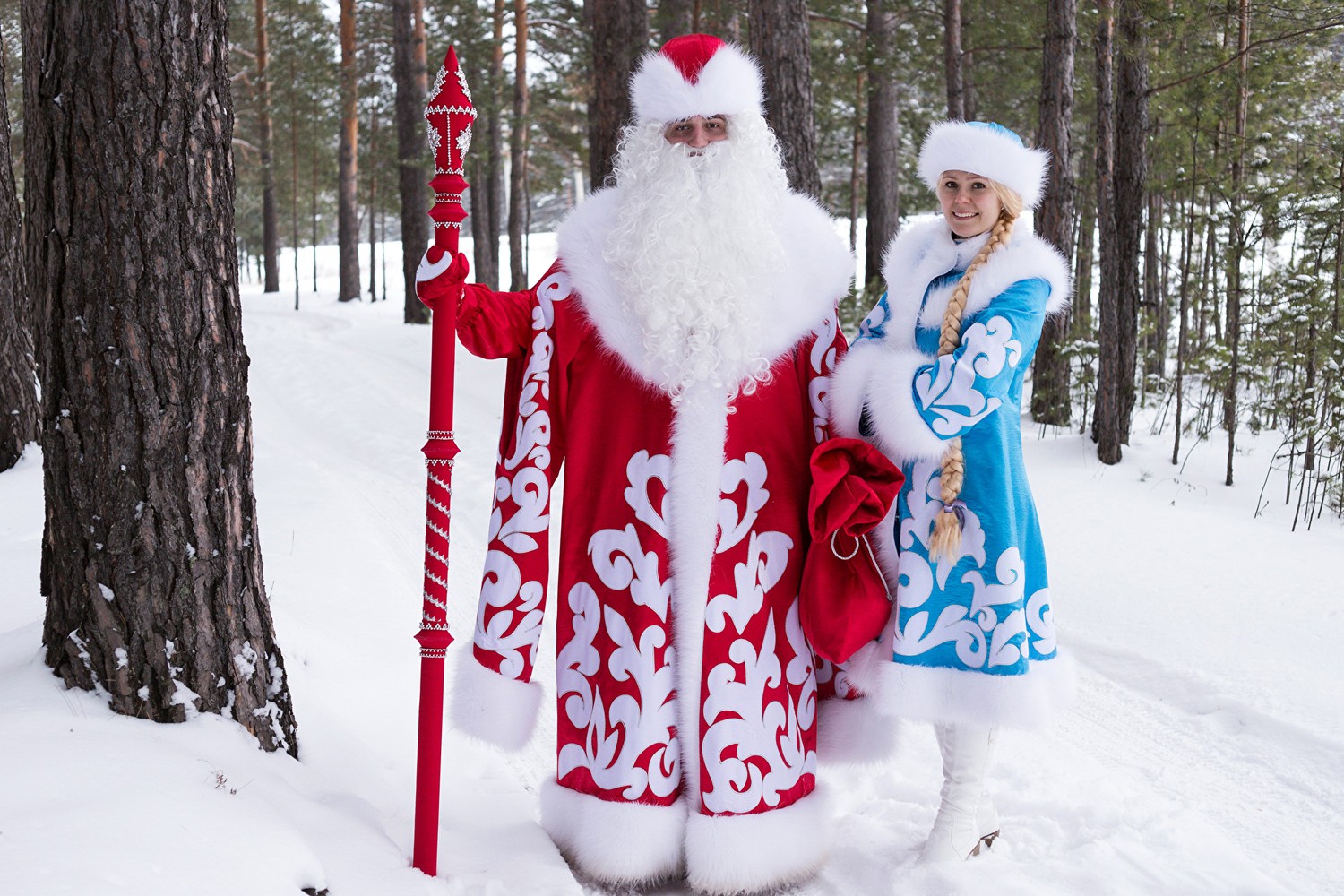 Fondo de pantalla mágico de Ded Moroz y Snegurochka en invierno