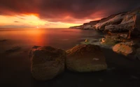 Éblouissant Fond d'Écran 4K de Coucher de Soleil sur Côte Rocheuse