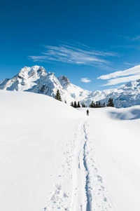 Fondo de pantalla de impresionante paisaje montañoso nevado