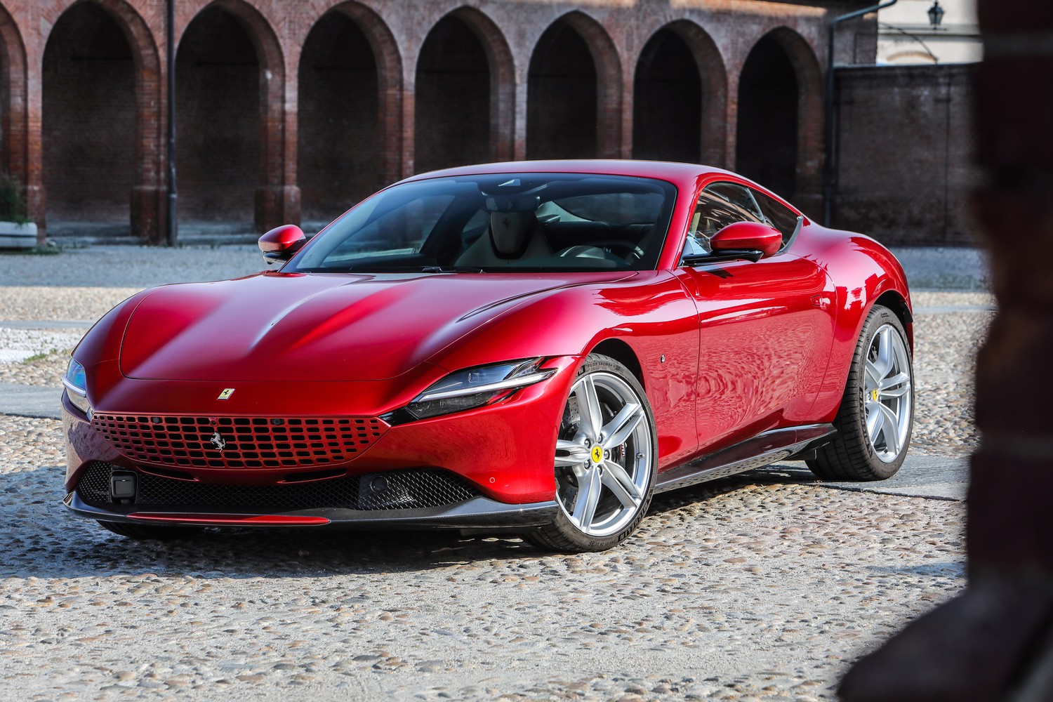 Fondo de Pantalla Ferrari Roma 5K de Alta Calidad para Amantes de los Coches Deportivos