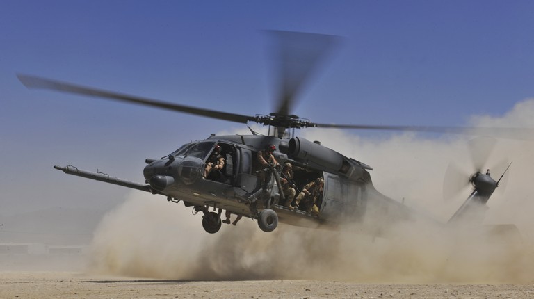 Download the Impressive Sikorsky UH-60 Black Hawk Wallpaper