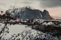 Descarga nuestro hermoso fondo de montaña invernal