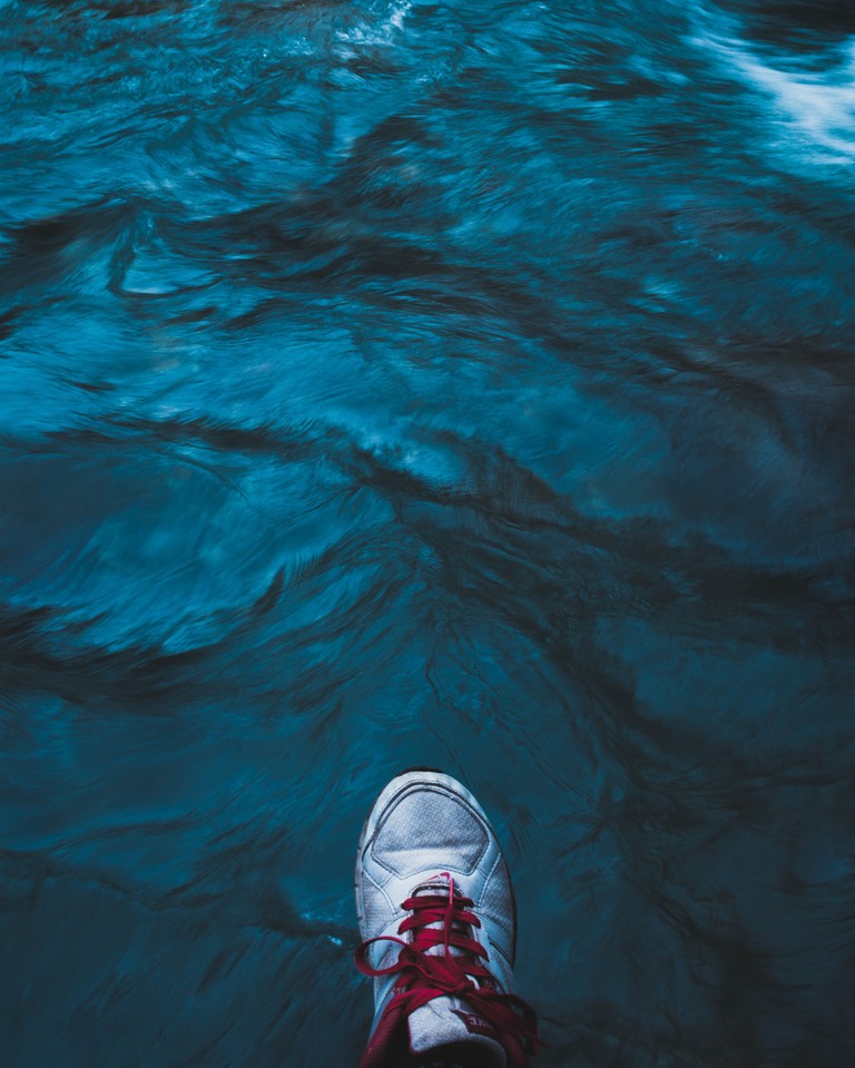 Download Our Aqua-Inspired Wallpaper with Foot Reflection