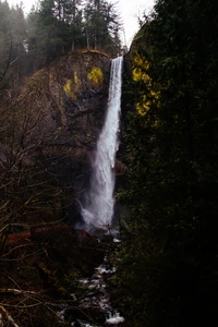 Descarga el impresionante fondo de pantalla de las cataratas Multnomah