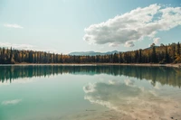 Explora la Serenidad de Este Hermoso Fondo de Pantalla de un Lago