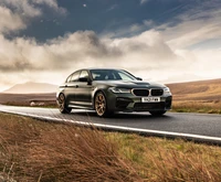 BMW M5 CS: El fondo de pantalla definitivo de sedán de alto rendimiento