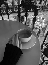 Elegante Fondo de Pantalla de Taza de Café en Blanco y Negro para Tu Escritorio