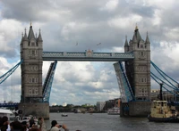 Explora el Iconico Puente de la Torre sobre el Río Támesis