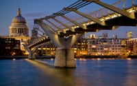 Experimenta la Belleza del Millennium Bridge en Londres de Noche