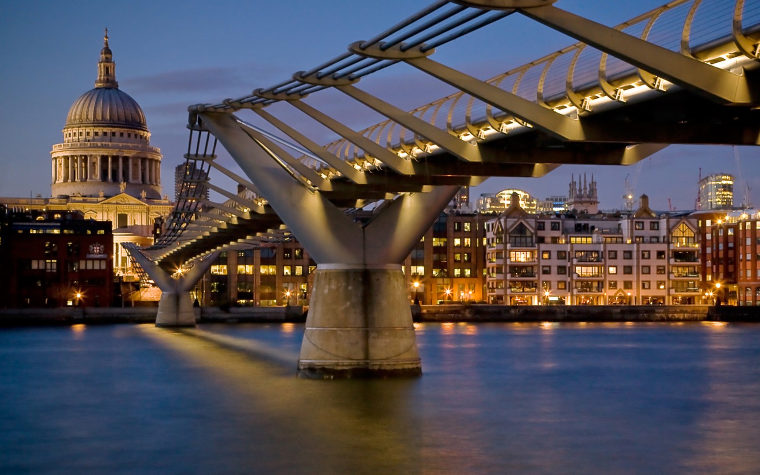 Experience the Beauty of Millennium Bridge in London at Night