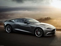 Fondo de pantalla de Aston Martin Vanquish: Una combinación perfecta de elegancia y potencia