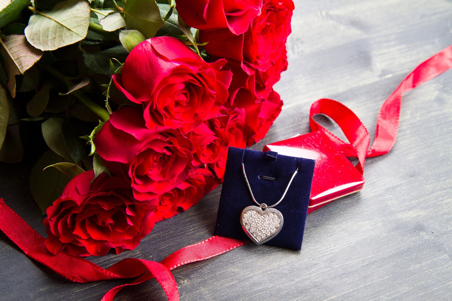 Fond d'Écran Romantique de la Saint-Valentin avec des Roses et des Bijoux