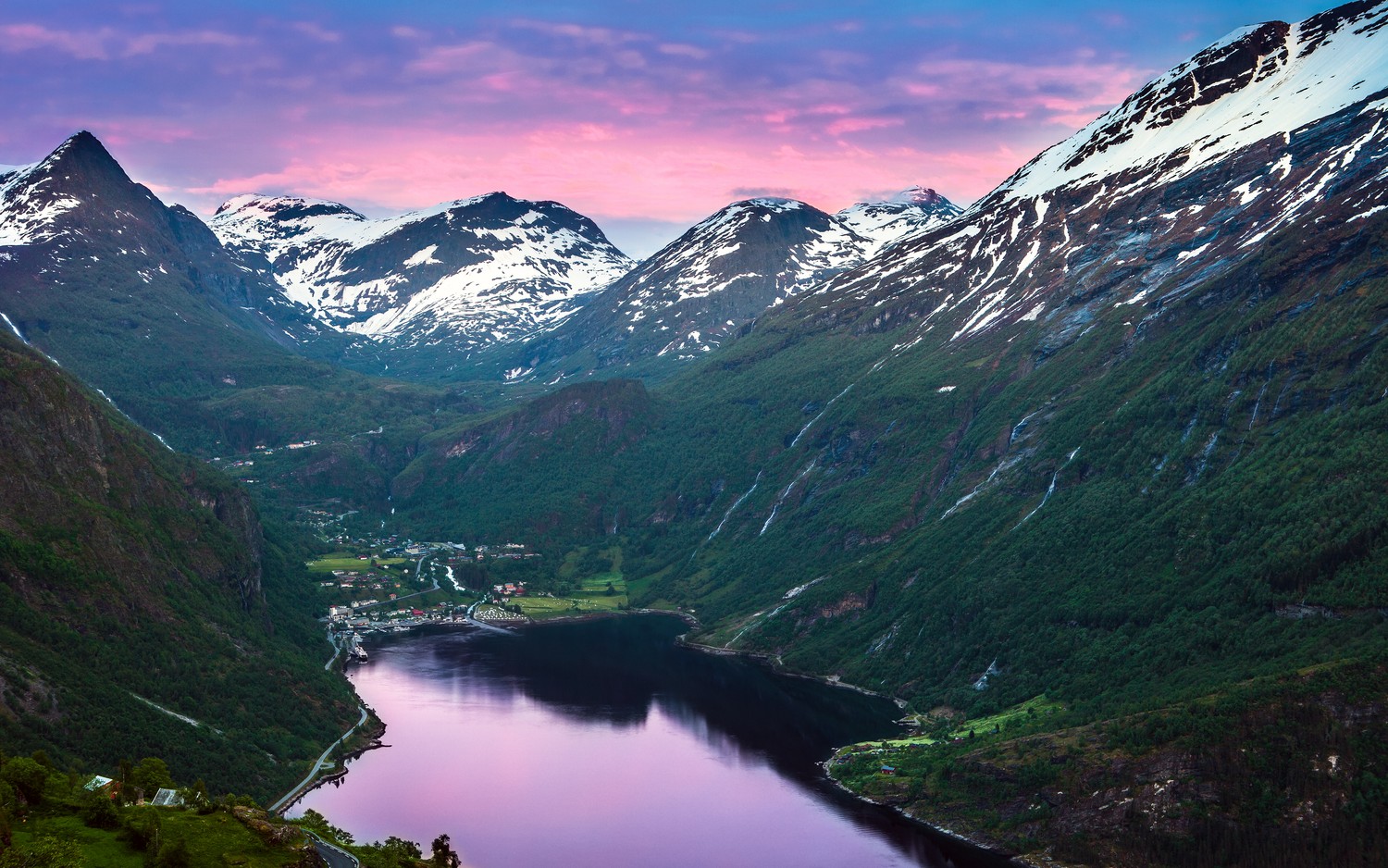 Espectacular Vista del Fiordo de Geiranger: Montañas Cubiertas de Nieve y Cielo Púrpura