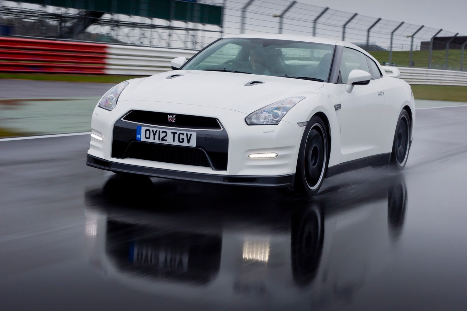 High-Quality Nissan GT-R Wallpaper for Car Enthusiasts