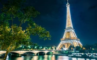 Torre Eiffel de noche: Un vistazo a la belleza de París