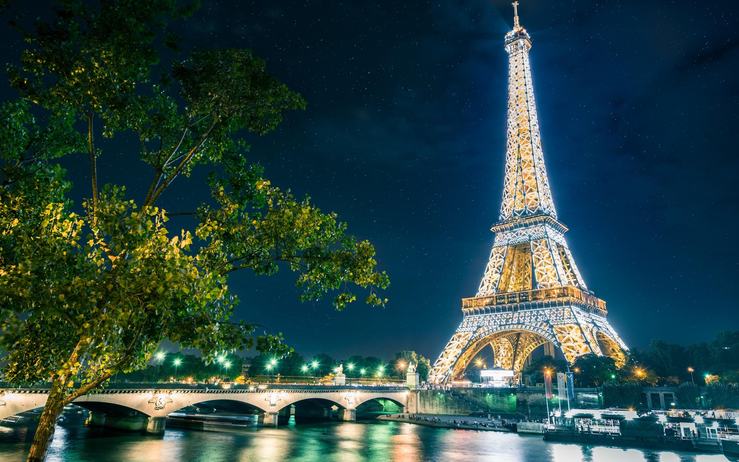 Eiffel Tower at Night: A Glimpse of Paris' Beauty