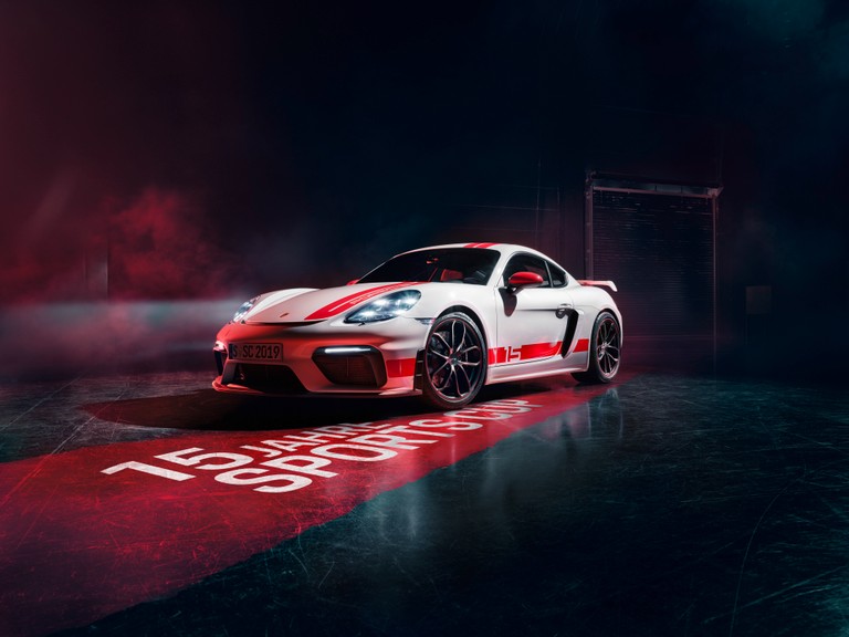 Download the Ultimate Porsche GT4 Wallpaper