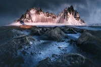 Fondo de Pantalla de la Montaña Vestrahorn: Descarga Impresionante Escena Natural en 5K