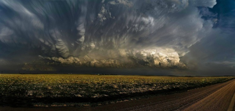 Majestueuse Tempête au-dessus des Champs Ouverts