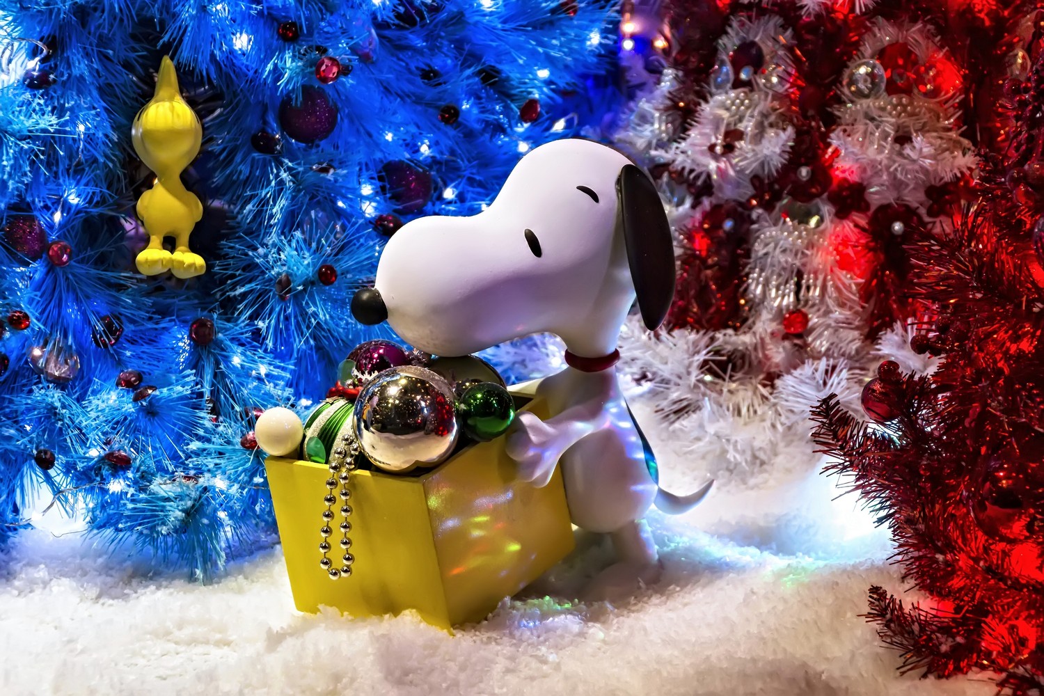 Snoopy and Christmas Celebration Wallpaper