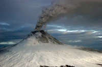 Hermoso estratovolcán en erupción