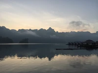 Reflejo Impresionante de Montañas Sobre el Agua