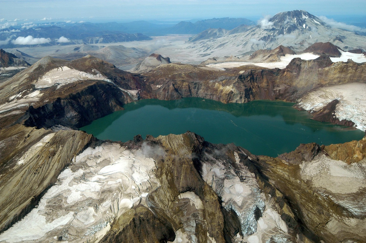 Explore the Stunning Crater Lake National Park Wallpaper