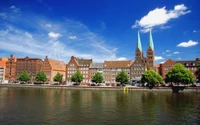 Descubre la belleza de la vía fluvial y los reflejos de la ciudad de Alemania