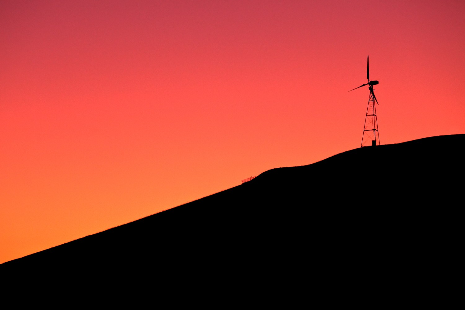 Deslumbrante Silueta de Amanecer de un Molino de Viento