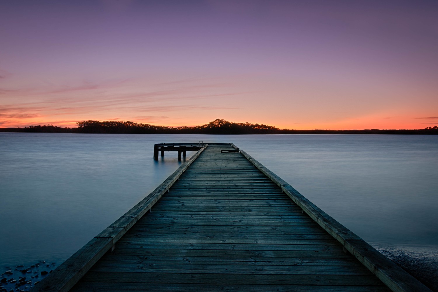 Éblouissant Coucher de Soleil au Quai - Téléchargez Votre Fond d'Écran