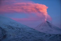 Explora el majestuoso volcán Klyuchevskaya Sopka