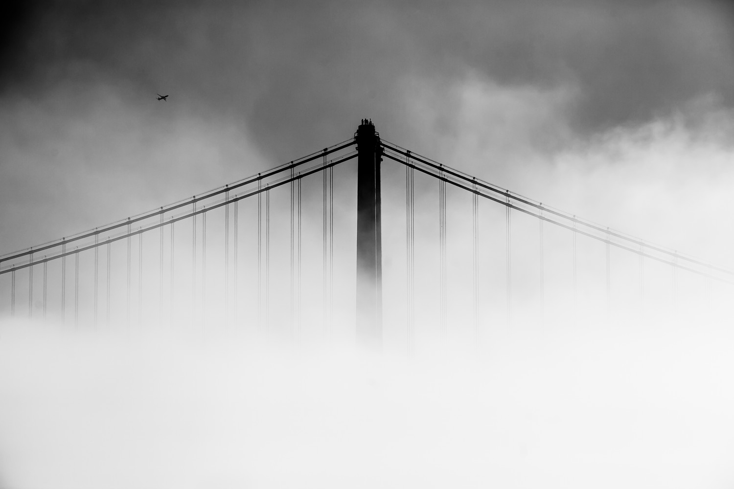 Téléchargez un Fond Écran Époustouflant en Noir et Blanc d'un Pont Suspendu