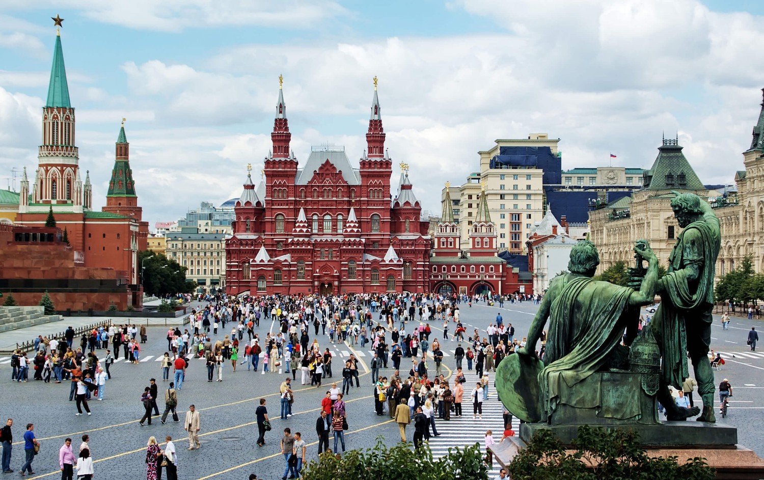 Explora la icónica Plaza Roja en San Petersburgo