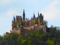 Castillo de Hohenzollern: Fondo de Pantalla Majestuoso para Amantes de la Arquitectura Medieval