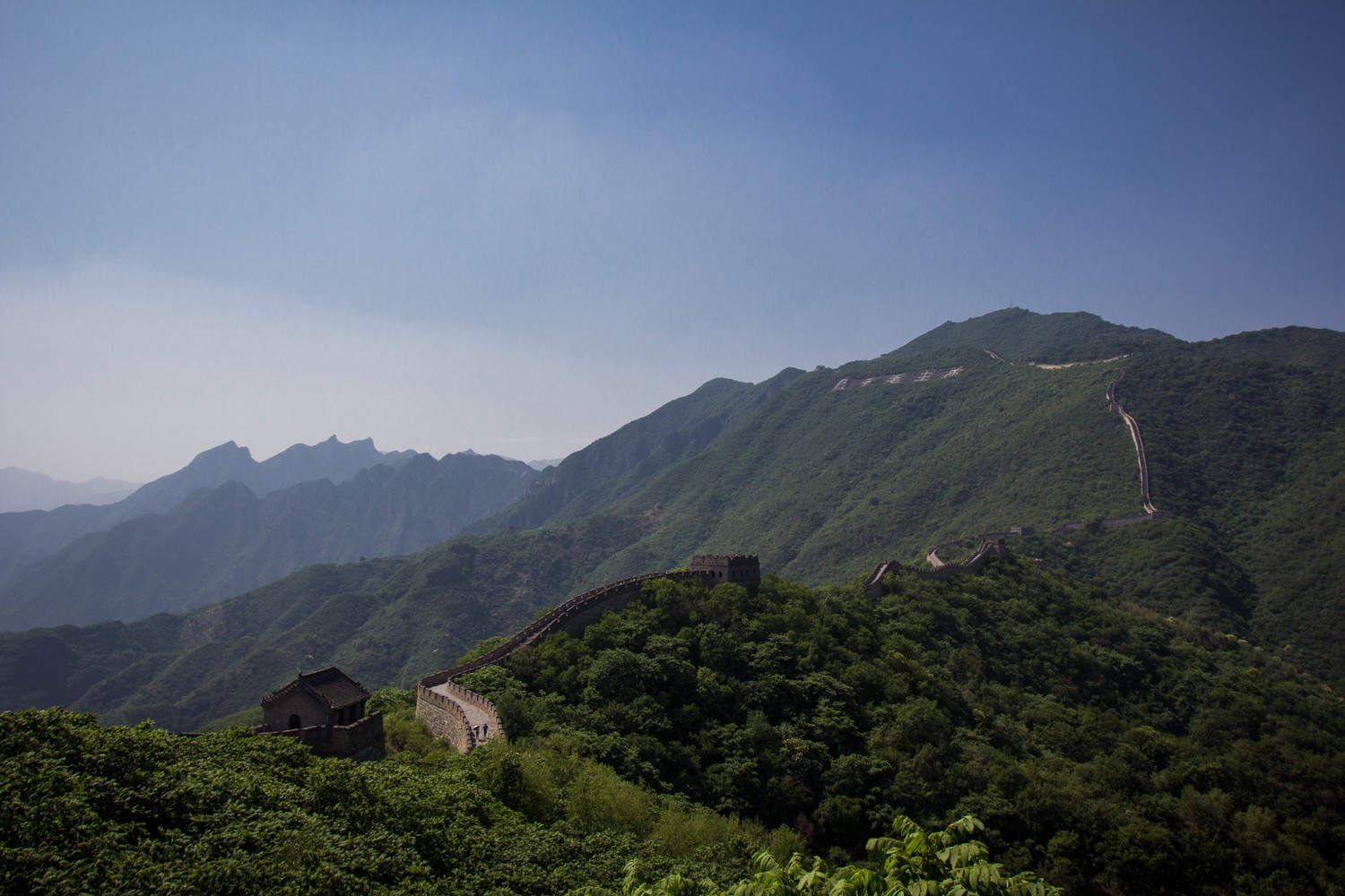 Beautiful Wallpaper of the Great Wall of China with Mountainous Landscapes