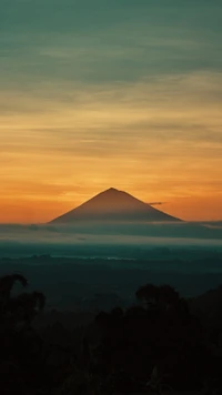 Descarga Impresionante Fondo de Pantalla de Atardecer en la Montaña