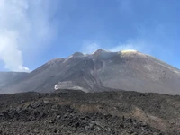 Volcán escudo en alta montaña - Escultura majestuosa de la naturaleza